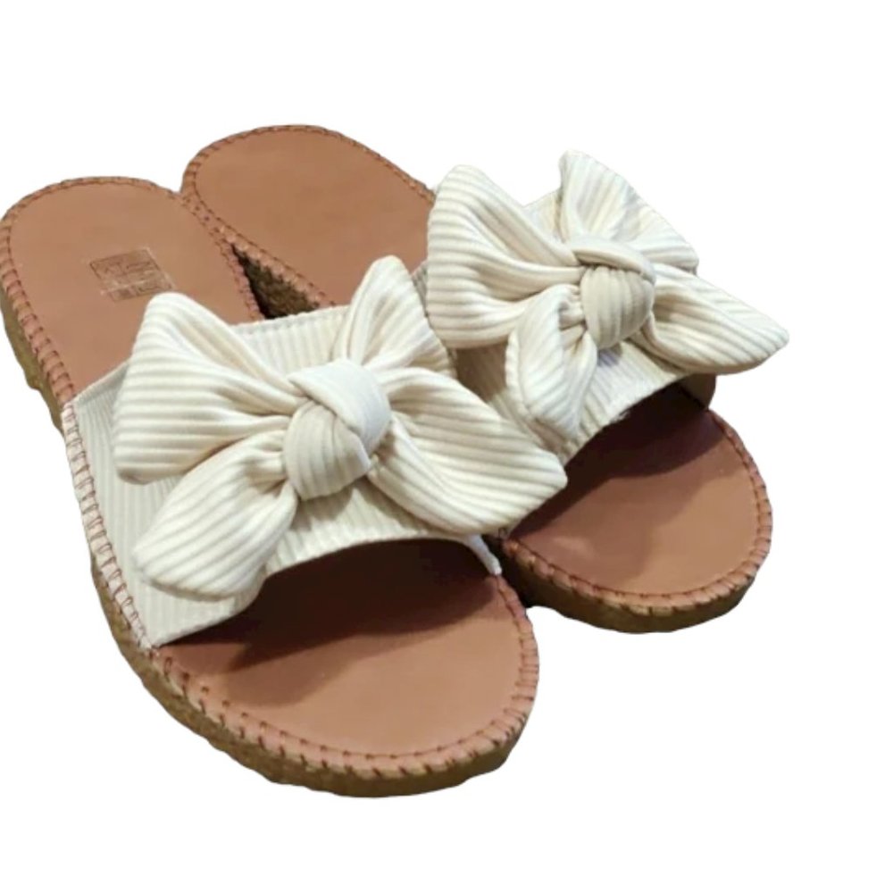 Bow tie sandal with rubber non slip sole New Without Tags size 8